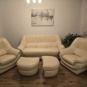 Sofa trzyosobowa x 1, Fotel x 2, Pufa x 2