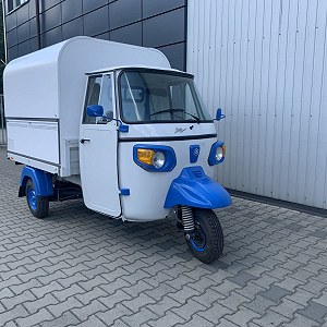 Przyczepa gastronomiczna oraz piaggio