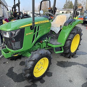 John Deere 3038e mały ogrodniczy wejdzie do busa 