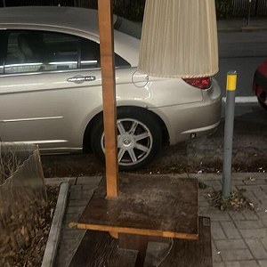 Lampa , stolik i dwa kartony