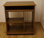 jedno biurko drewniane