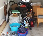 Oproznic garaz z rzeczy na zdjeciu