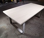 Stół z blatem drewnianym