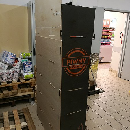 Kilkanaście paczek ze standami do piwa do rozwiezienia i łatwego montażu (bez użycia narzędzi) na terenie Polski wschodniej w sklepach w drugiej połowie lipca