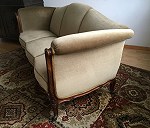 Komplet wypoczynkowy - kanapa i 2 fotele. Szerokość kanapy: 200 cm Szerokość fotela: 90cm Głębokość foteli i kanapy: 75 cm Głębokość siedzisk: 45 cm.
