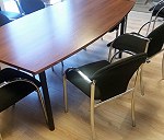 Stół konferencyjny, 8 krzeseł, małe biurko