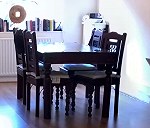 Stół, 4 krzesła, 2-3 średnie kartony