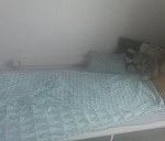 łóżko w kartonach