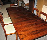 una mesa de 130x90 cm con patas desmontables de madera y cinco sillas