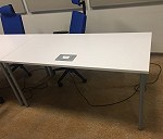 4 biurka o wymiarach 160 x 80 cm  oraz 14 szt. foteli biurowych