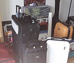 5-6 walizek, plus 2-3boxy, gitara i lekkie obrazy bez ram