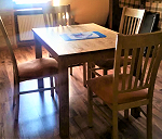 stół i cztery krzesła
