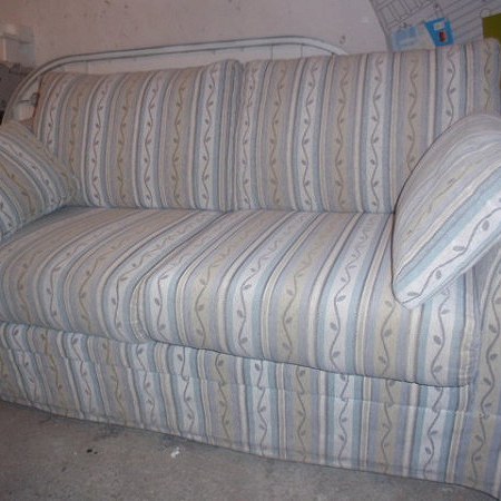 Piękna wygodna dwuosobowa sofa