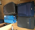 3 walizki, 1 karton,  1 plecak