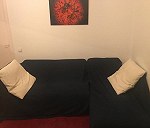 un sofa de dos piezas