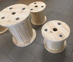 4 stoły oraz 10 stołków  ze szpuli drewnianych