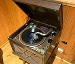 Stary drewniany gramofon 