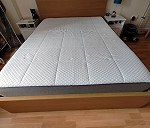 Łóżko o dużych rozmiarach z materacem x 1, Sofa trzyosobowa x 1, Komoda średnia x 1, Stolik kawowy x
