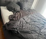 Łóżko o dużych rozmiarach z materacem