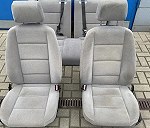 Dwa fotele i tylna kanapa z samochodu osobowego