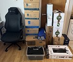Biurko średnie x 1, Karton duży x 1, Krzesło gamingowe x 1, Karton mały x 15